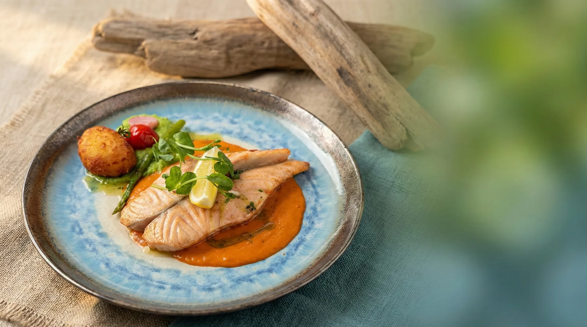 Een verfijnd à la carte dinergerecht met op de huid gebakken zalm, doperwtenpuree en een romige saus, gepresenteerd op een rustiek bord.